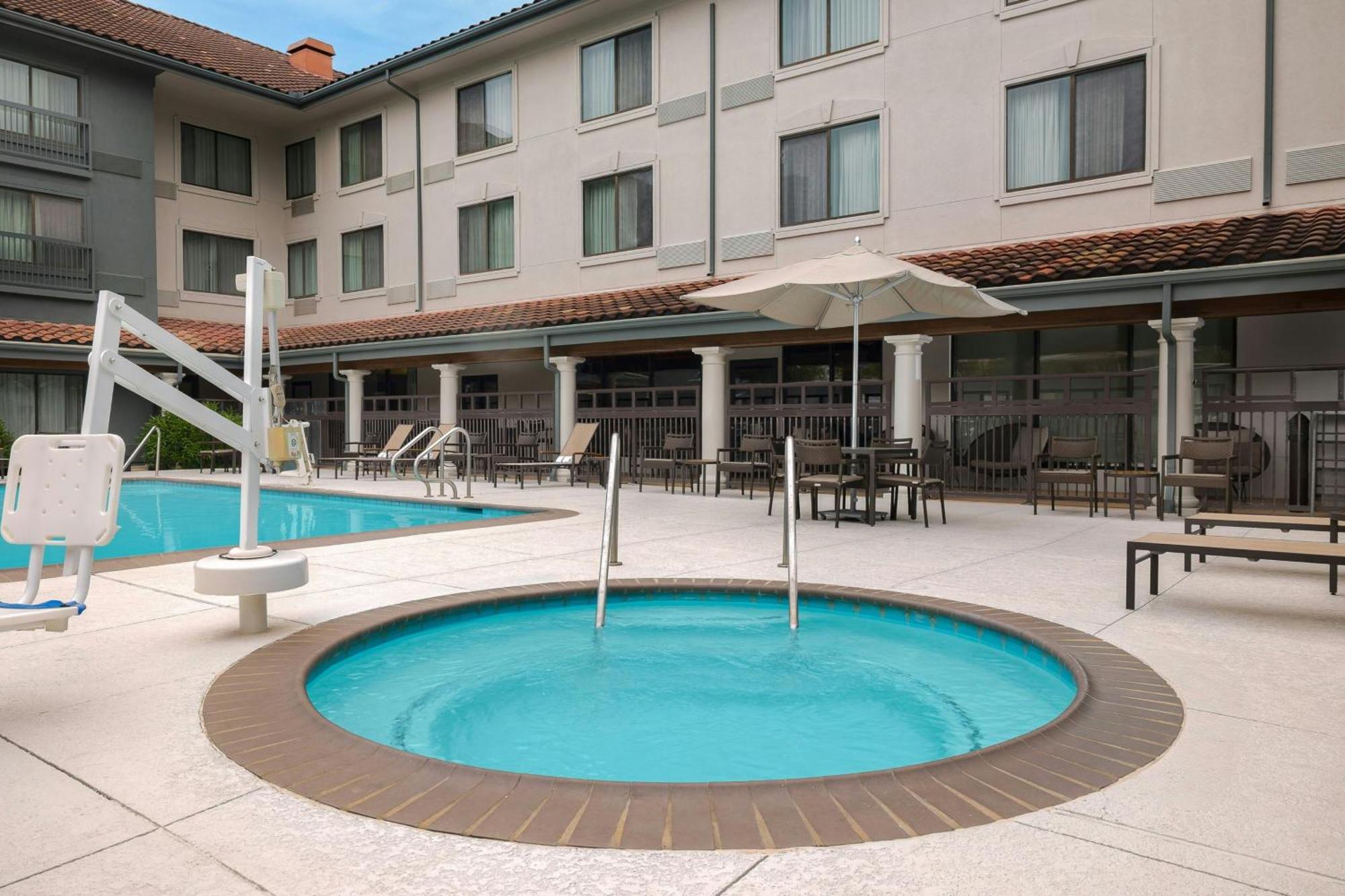Courtyard By Marriott Houston Rice University Exterior photo
