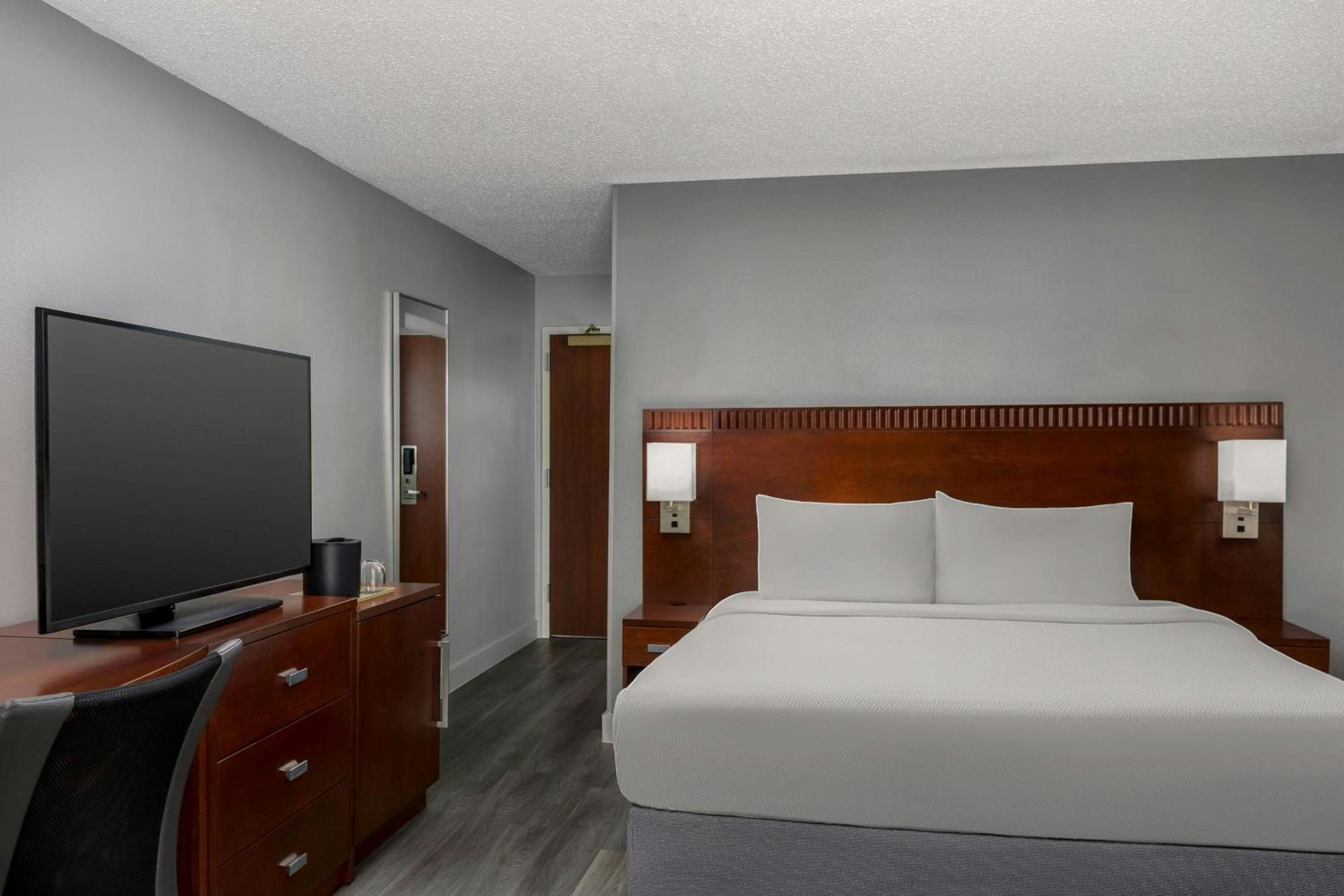 Courtyard By Marriott Houston Rice University Exterior photo