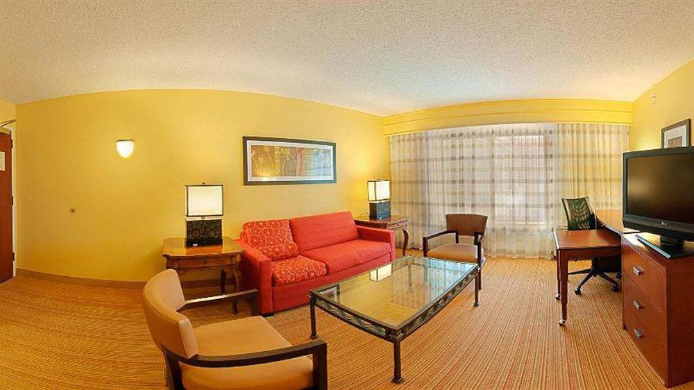 Courtyard By Marriott Houston Rice University Exterior photo